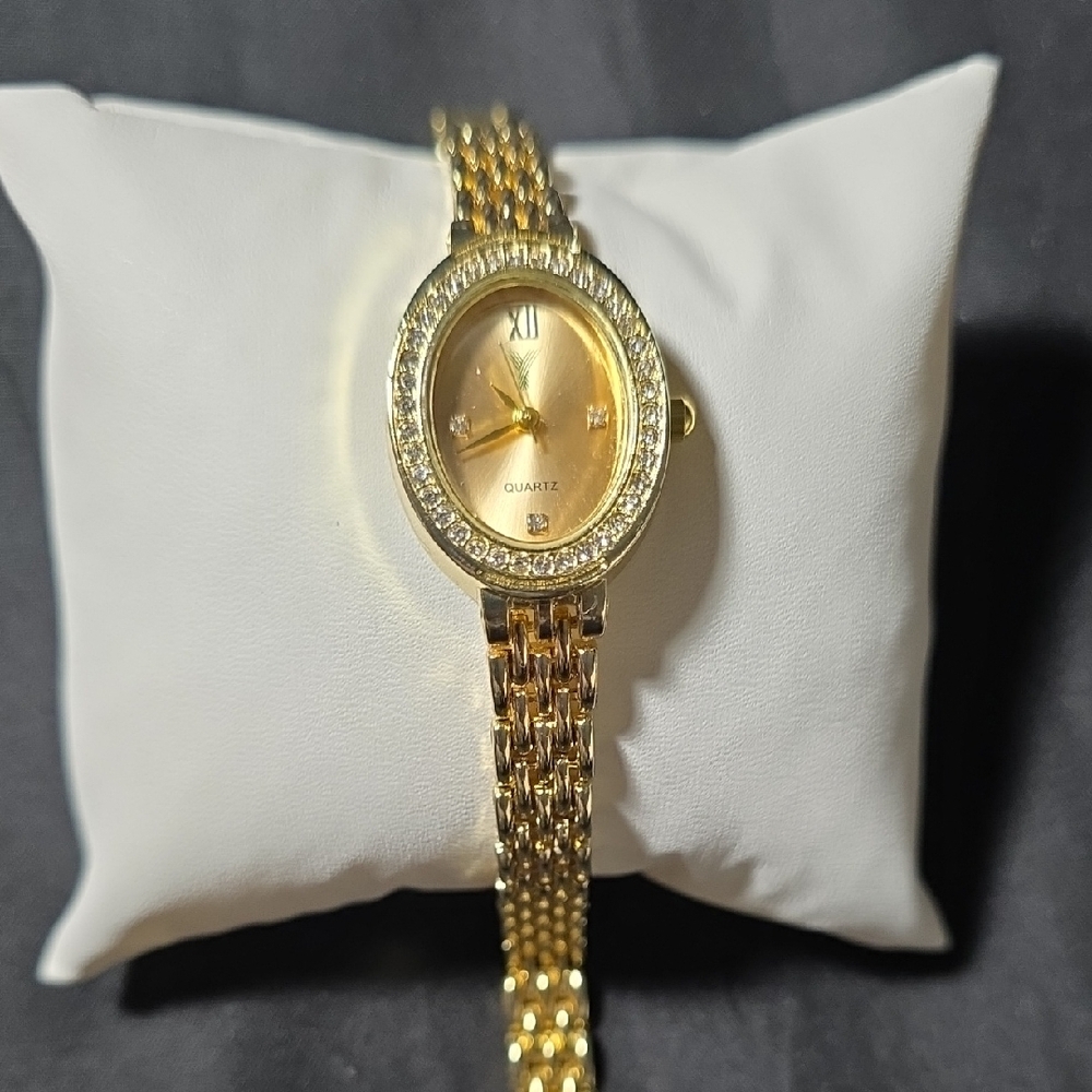 Luxurious Gold Women's Quartz Watch